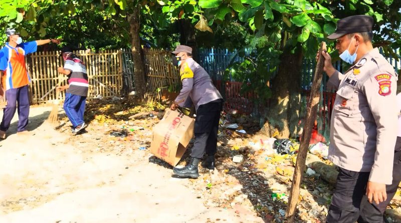 Jumat Bersih, Polsek Jajaran Polres Kep Seribu Bersihkan Sampah di 8 Pulau Pemukiman