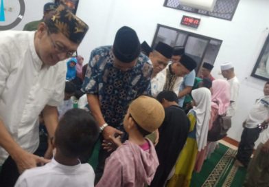Lurah Lagoa Berikan Santunan Yatim Bersama Majelis Ta’lim Wattadzkir Darussalam